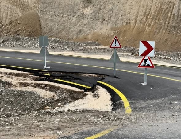 DÜZİÇİ KADİRLİ YOLUNDA ÇÖKMELER